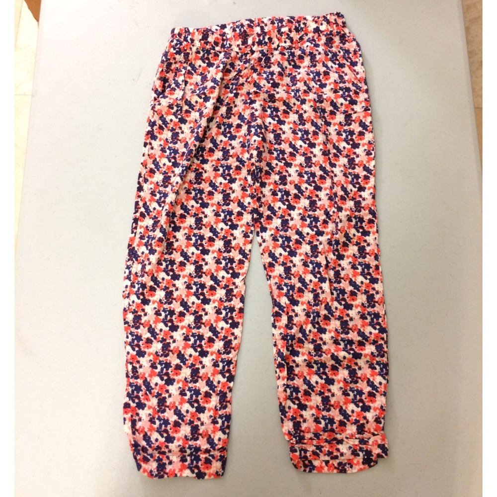 Splendid Navy and red floral print capris pants